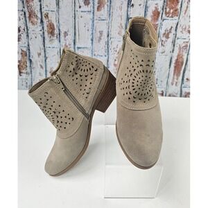 Baretraps Gaige Beige Suede Womens 8M Zip Snap Laser Cut Ankle Boot Booties EUC!